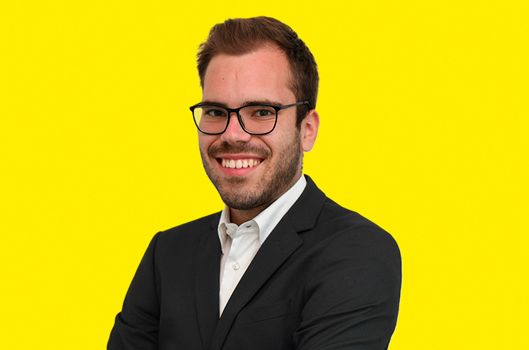 Fotografia de  Ex-trainee – Locky Head of Operations -  Pedro Vasco sobre fundo amarelo